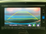 【バックカメラ】運転が苦手な方も車庫入れラクラクです!ギアをリバースに入れれば自動的に切り換わりますので、面倒な操作は不要です♪狭い駐車場もお車を傷つけず安心ですね!