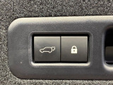 【パワーバックドア】スマートキーや運転席のボタンを押すだけでリアゲートが自動で開閉します!荷物を持っている時や、高い位置にあるバックドアを閉める際に便利な機能です♪