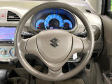 インテリアに合わせたデザインのステアリングは、運転される方のことも考え、運転しやすい形状、大きさです。是非一度、実際に触ってお確かめください。