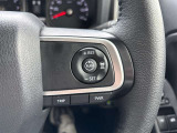【クルーズコントロール】アクセル操作なしで一定速度を保つ機能。先行車との距離を自動調整する追従型が主流で、高速走行時の疲労を劇的に軽減します。長距離移動が多いお客様への商談では必須の快適装備です。