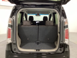 開口部も広く荷物の積み下ろしもしやすいお車となっております。シートの背もたれは5:5の割合で分割して可倒できるので、長いお荷物などを載せることもできます。