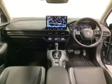 車内は光触媒抗菌消臭施工済です。インパネ周りはスタイリッシュなデザインです。グローブボックスやカップホルダーのほかにトレーなどたくさんの収納スペースが付いています。