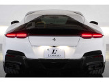 リアから見ても惚れ惚れするボディライン。この美しさを出せる車両は数える程度です。それでいて跳ね馬の走りを継承している、まさにトップオブトップ。