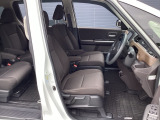 フロントシートです!!セパレートシートなのでお尻をしっかりホールド!!スポーティな運転にも最適です!!
