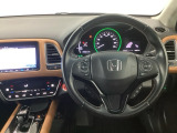 【ハンドル】運転にかかわる様々な操作を安全に行えるように視点移動が少なく操作性に配慮されたスイッチ類が凝縮されたコックピットです。