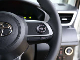走行中に先行車の様子を検知しながら設定した速度の範囲内で車間をキープ。先行車に合わせて停止した時はブレーキをかけ続けるなど、アクセルとブレーキの操作を支援。長距離運転中の渋滞も快適に運転できます