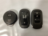 スマートキーを装備しています。鍵を差し込むことなくドアロックの開け閉めと、トランクが開けられる電動テールゲートのボタンもついています。加えて、純正リモコンエンジンスターター用の操作キーもついています。