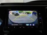 バックカメラの画像です。ガイドラインがスムースな車庫入れをサポートいたします。車庫入れの安心感がアップしますね。