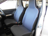 助手席・運転席の背面はブルーで、座面は黒くしております。車外から見た時には、全席・後席どちらもブルーのシートできれいに統一感がある様に見えます。