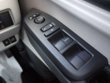 パワーウィンドウのスイッチですよ。運転席に居ながら窓を開け閉めのコントロールできます。
