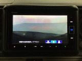 ギヤをR(バック)に入れるとナビの画面に後ろの映像が映るリアカメラ付です。後退時、コンディションが悪い視界でもカラーバックモニターがドライバーをサポートします。