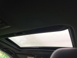 【サンルーフ】開放感たっぷりの希少装備、サンルーフが装着されています!車内に明かりを取り入れたり景色を楽しむ以外にも、車内の空気も簡単に換気できて快適です!