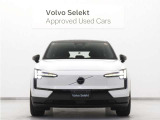EVエクステリアならではのフロントシールドデザイン、ボルボアイデンティティを進化継承する印象的なトールハンマーライトが、自信に溢れたモダンなフェイスを表現。
