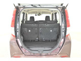 後席シートは分割可倒式です。乗せる荷物や乗車人数に合わせて片側ずつ倒すことが出来ます。