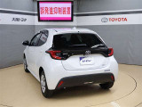 ハッチバックなので、バックドアは上に開きます♪大きな荷物の出し入れがしやすくなります。便利ですよ♪