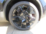 タイヤサイズ フロント:235/45R20 リア:255/40R20