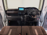 【前方視界】開放的な前方視界!運転がしやすく疲れにくいです♪窓が大きく、見通しがとっても良いおクルマですよ♪