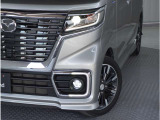 【LEDヘッドライト】悪天候や夜間走行時も良好な視界を確保し安心して運転できる高輝度LEDヘッドライトを装備。明るい上に点灯速度が早く消費電力も抑えられています。