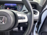 ステアリング右手側に安全運転支援機能のホンダセンシングをコントロールするスイッチ、左手側にオーディオ関連のコントロールスイッチを配置、視線を逸らすことなく運転に集中できます