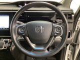 ハンドルにHondaセンシング系のクルーズコントロールやレーンキープアシストなどのスイッチと、オーディオの操作スイッチが装備されています。ハンドルから手を離さず安全に操作できます。