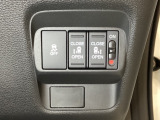 リアドアは乗り降りに便利な両側電動スライドドアです。また運転席に座っていながらスイッチ操作で自在にスライドドアを開け閉めできます。またHondaセンシング用のVSA解除スイッチも装備しています。