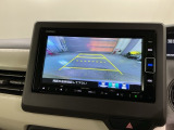 リバースギアに入れるだけで後方の表示へ切り替わります。夜間や雨の日の駐車も楽になりますよ。