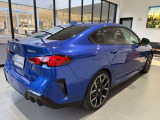【BMWの伝統-3】BMWのお車は、&ldquo;駆け抜ける歓び&rdquo;を体現しております。走行の安定性とコーナリングの良さを追求し、思い通りにハンドルの操作可能です。