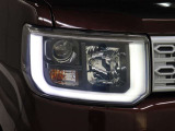 LEDヘッドランプを採用し、さらに面発光のクリアランスランプが個性的な表情を演出しています。