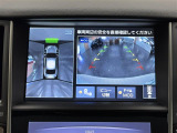 【アラウンドビューモニター】自車周辺をぐるりと俯瞰できるカメラで危険を察知。上空からの映像で自動車や障害物の位置が詳細に確認できるので、狭い駐車場でも安心して駐車できますね。