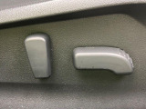 【パワーシート】スイッチ一つで簡単にシートの微調整が可能!電動だから力もいりません!快適なシートポジションにセットして、快適なドライブをお楽しみください。