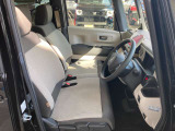 運転席のシートの高さを調節できるシートリフター機能が備わっています。身長の低い女性や広い視野を確保したい場合に役立ちます!車は一人一人の大切な空間!快適で、かつ安全なドライブを楽しみたいですね♪