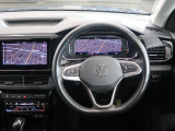 Volkswagen全車共通の上質な本革を使用した手触りのしっとりとしたステアリングです。唯一素肌が触れるハンドルは上位モデルと同じ握り心地になっております。