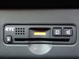 ■【ETC車載器】が装備されています。セットアップをしてお渡しとなり、ETCカードを差し込むだけで高速道路の利用が可能です。