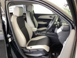 運転席は、大きな座面と包み込むような背もたれがドライバーの身体全体をしっかり支えます。上質なシート素材と座り心地のよいクッションを採用し、長時間の運転やコーナーの多い道も快適です。