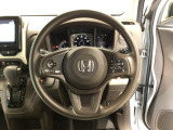 運転にかかわる様々な操作を安全に行えるように視点移動が少なく操作性に配慮されたスイッチ類が凝縮されたコクピットです。