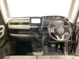 車内は光触媒抗菌消臭施工済です。インパネ周りはスタイリッシュなデザインです。グローブボックスやカップホルダーのほかにトレーなどたくさんの収納スペースが付いています。