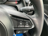 マツダ・レーダー・クルーズ・コントロール(MRCC)はミリ波レーダーで先行車との速度差や車間距離を認識。約30キロから115キロの範囲で、先行車との車間を維持しながら追従走行を可能にします。