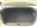 積み下ろしのしやすいデッキにはたっぷりと荷物を積み込んでいただけます。遊びから仕事まで、様々なシーンで頼れます♪