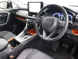 運転席からの視界を低くすることで圧迫感を抑えたインストルメントパネルや、室内から見えないように設計したワイパーなどにより、すっきりとした前方視界を確保しています。