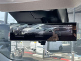 スマート・ルームミラー:車両後方のカメラ映像をミラー面に映し出すので、車内の状況や、天候などに影響されずいつでもクリアな後方視界が得られます。