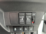 両側電動スライドドアです。リモコンや運転席スイッチ、ドアハンドルの操作で自動開閉。お子様を抱き抱えている時や荷物の多いときなどに便利です!!