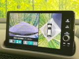【マルチビューカメラシステム】専用のカメラにより、上から見下ろしたような視点で360度クルマの周囲を確認することができます☆死角部分も確認しやすく、狭い場所での切り返しや駐車もスムーズに行えます。