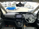 ますますドライブが楽しくなる、明るく開放的な運転席まわりです!