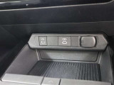 <USB>今後の車の進化に対応できる仕様となるのがUSB-C. 昨今、スマートフォンを車に接続して利用する場合(1)ケーブル接続による音楽再生(2)スマホの充電ができます!