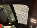 パノラミックルーフで明るい車内と開放感あるドライブをお楽しみいただけます。