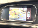 【パークアシスト・カメラ】駐車時に後方がリアルタイム映像で確認できます。大型商業施設や立体駐車場での駐車時や、夜間のバック時に大活躍!運転スキルに関わらず、今や必須となった装備のひとつです!