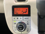 【オートエアコン】一度お好みの温度に設定すれば、車内の温度を検知し風量や温度を自動で調整。暑い&hellip;寒い&hellip;と何度もスイッチ操作をする必要はありません。快適な車内空間には必須の機能ですね♪