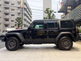 ホイールアーチが台形なのはJeepのみのデザインになり、ここを見てもJeepとすぐ分かります!