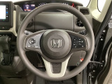 ハンドルにHondaセンシング系のクルーズコントロールやレーンキープアシストなどのスイッチと、オーディオの操作スイッチが装備されています。ハンドルから手を離さず安全に操作できます。