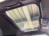 【ガラスルーフ】ガラスルーフ搭載で車内の解放感が一気にアップ!開放的なドライブをお楽しみいただけます。